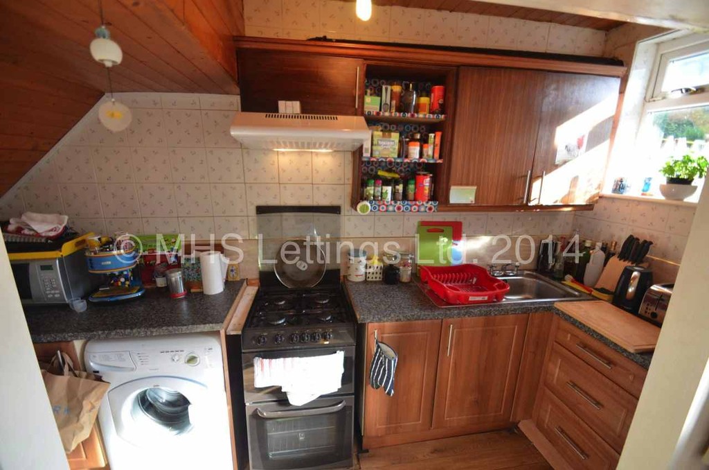 Photo of 2 Bedroom Mid Terraced House in 39 Park View Avenue, Leeds, LS4 2LH