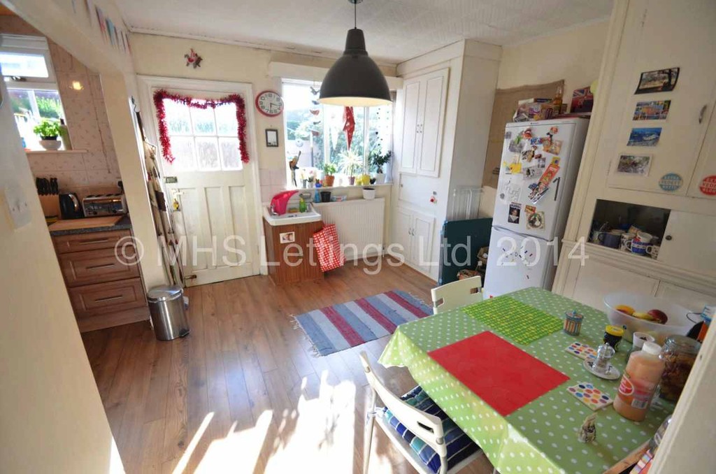 Photo of 2 Bedroom Mid Terraced House in 39 Park View Avenue, Leeds, LS4 2LH