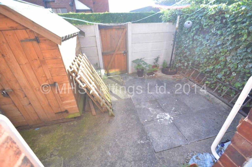 Photo of 2 Bedroom Mid Terraced House in 39 Park View Avenue, Leeds, LS4 2LH