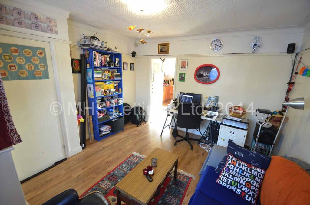 Photo of 2 Bedroom Mid Terraced House in 39 Park View Avenue, Leeds, LS4 2LH