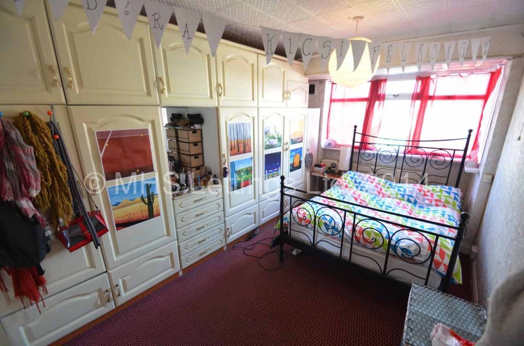 Photo of 2 Bedroom Mid Terraced House in 39 Park View Avenue, Leeds, LS4 2LH