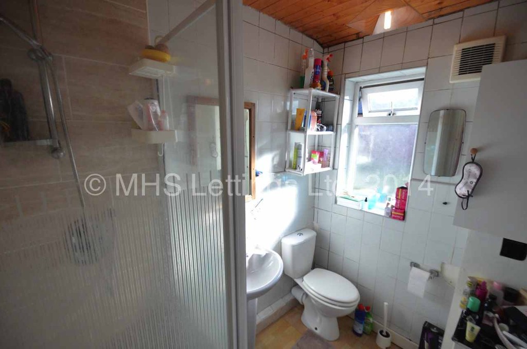 Photo of 2 Bedroom Mid Terraced House in 39 Park View Avenue, Leeds, LS4 2LH