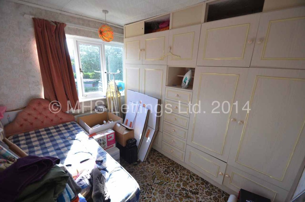 Photo of 2 Bedroom Mid Terraced House in 39 Park View Avenue, Leeds, LS4 2LH