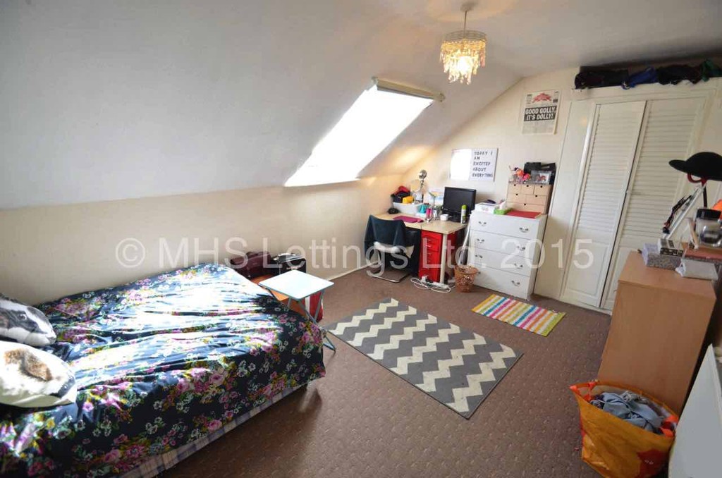 Photo of 5 Bedroom Mid Terraced House in 22 Norwood Terrace, Leeds, LS6 1EA