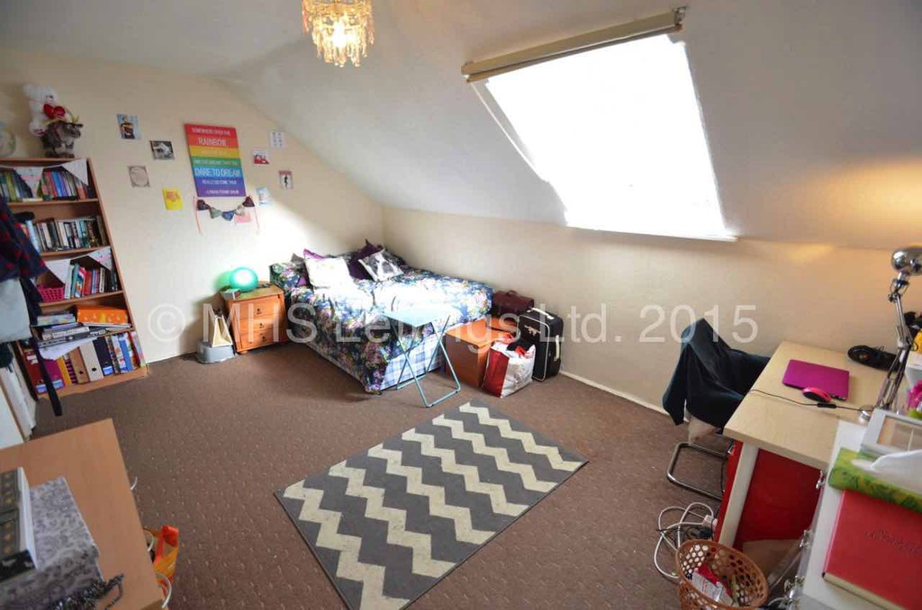 Photo of 5 Bedroom Mid Terraced House in 22 Norwood Terrace, Leeds, LS6 1EA
