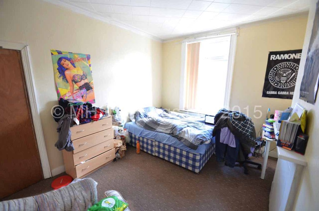 Photo of 5 Bedroom Mid Terraced House in 22 Norwood Terrace, Leeds, LS6 1EA