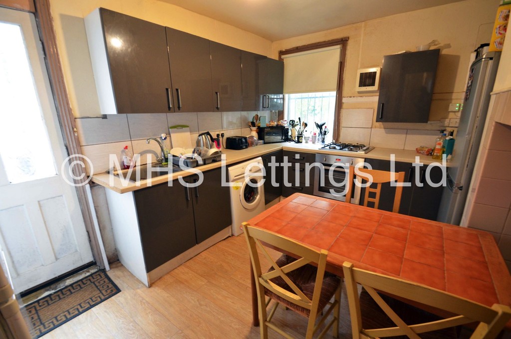 Photo of 5 Bedroom Mid Terraced House in 22 Norwood Terrace, Leeds, LS6 1EA