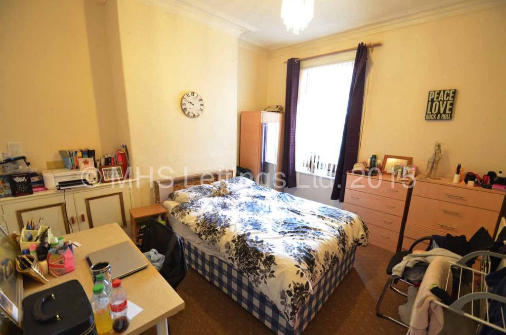 Photo of 5 Bedroom Mid Terraced House in 22 Norwood Terrace, Leeds, LS6 1EA