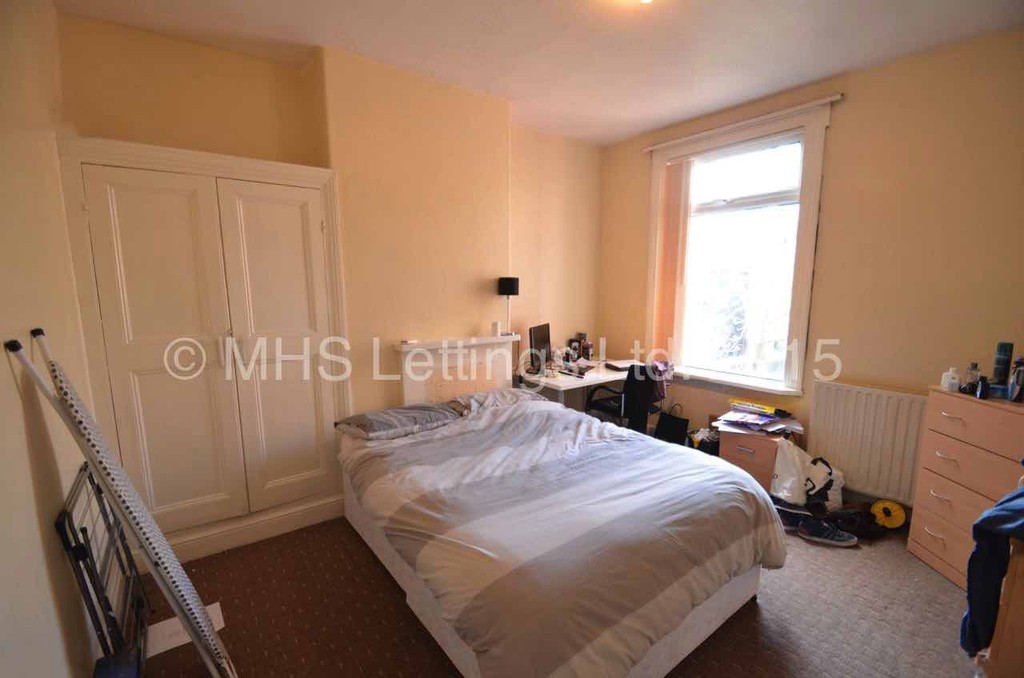 Photo of 5 Bedroom Mid Terraced House in 22 Norwood Terrace, Leeds, LS6 1EA