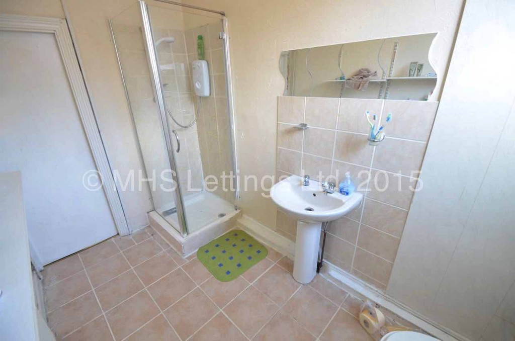 Photo of 5 Bedroom Mid Terraced House in 22 Norwood Terrace, Leeds, LS6 1EA