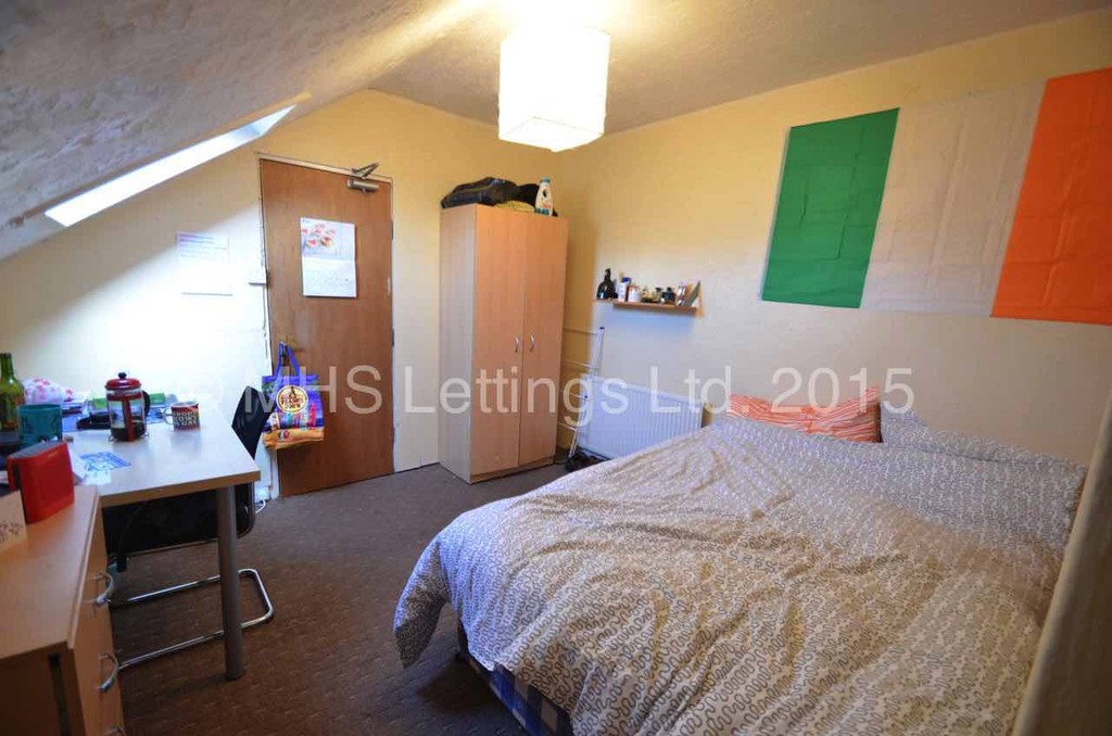 Photo of 5 Bedroom Mid Terraced House in 22 Norwood Terrace, Leeds, LS6 1EA