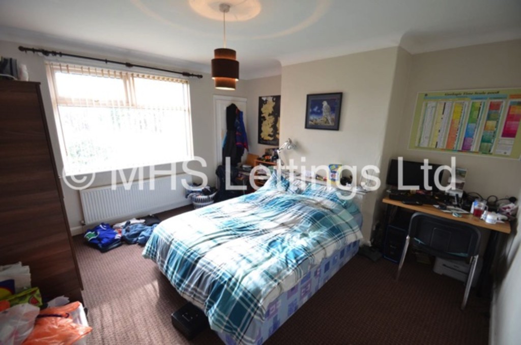 Photo of 3 Bedroom Mid Terraced House in 220 Cardigan Lane, Leeds, LS6 1ED