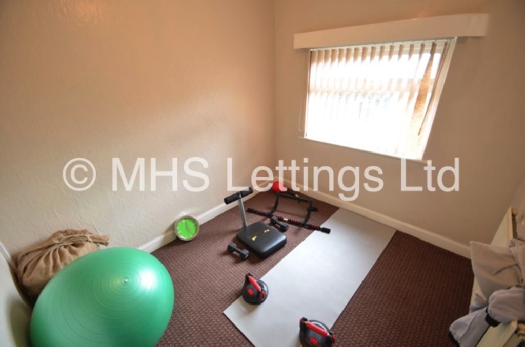 Photo of 3 Bedroom Mid Terraced House in 220 Cardigan Lane, Leeds, LS6 1ED