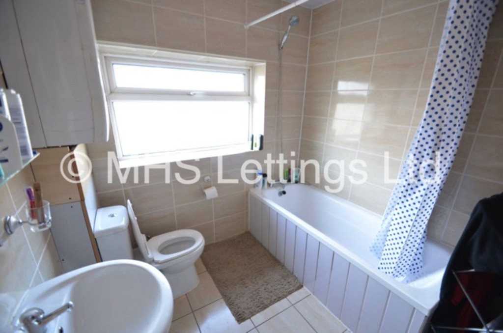 Photo of 3 Bedroom Mid Terraced House in 220 Cardigan Lane, Leeds, LS6 1ED