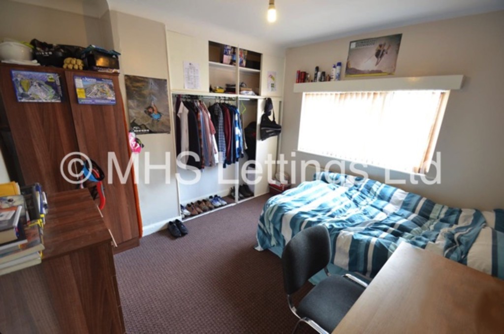 Photo of 3 Bedroom Mid Terraced House in 220 Cardigan Lane, Leeds, LS6 1ED