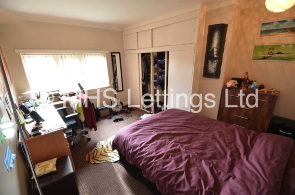 Photo of 3 Bedroom Mid Terraced House in 220 Cardigan Lane, Leeds, LS6 1ED