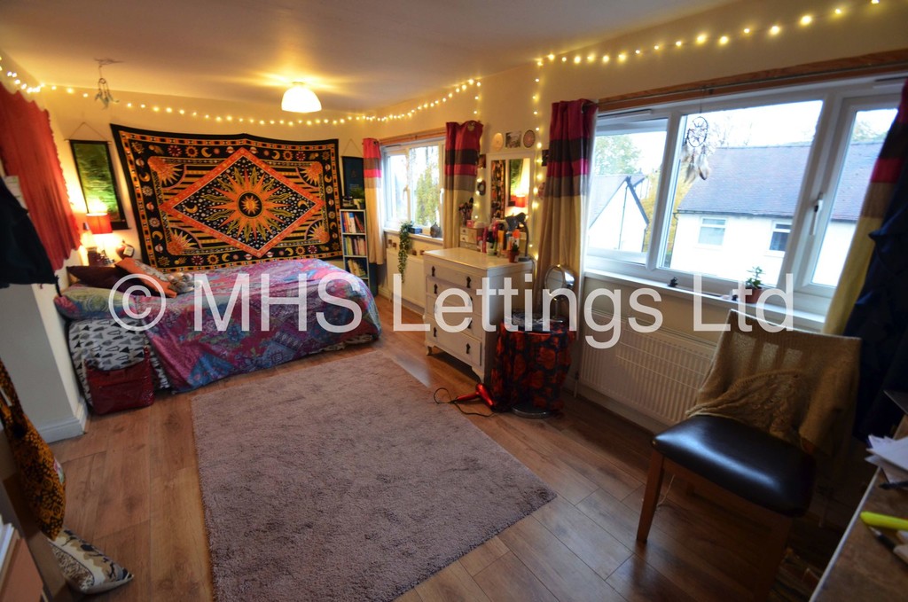 Photo of 6 Bedroom Semi-Detached House in 11 Buckingham Road, Leeds, LS6 1BP