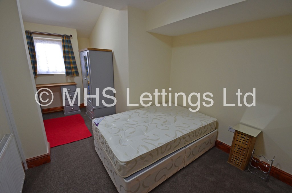 Photo of 6 Bedroom Semi-Detached House in 11 Buckingham Road, Leeds, LS6 1BP