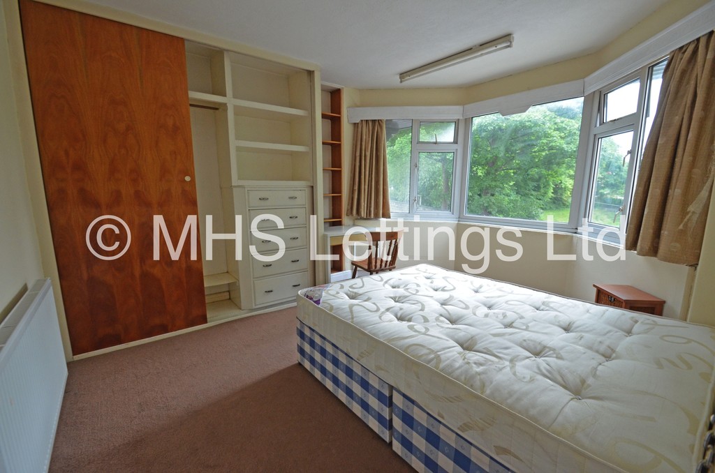 Photo of 6 Bedroom Semi-Detached House in 11 Buckingham Road, Leeds, LS6 1BP