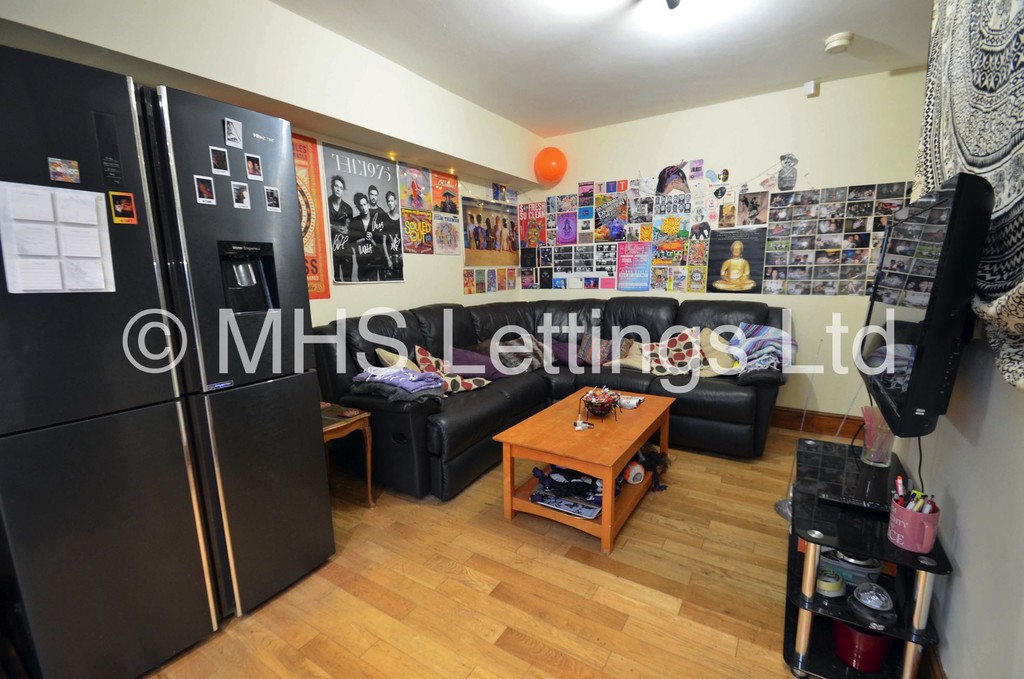 Photo of 6 Bedroom Semi-Detached House in 11 Buckingham Road, Leeds, LS6 1BP