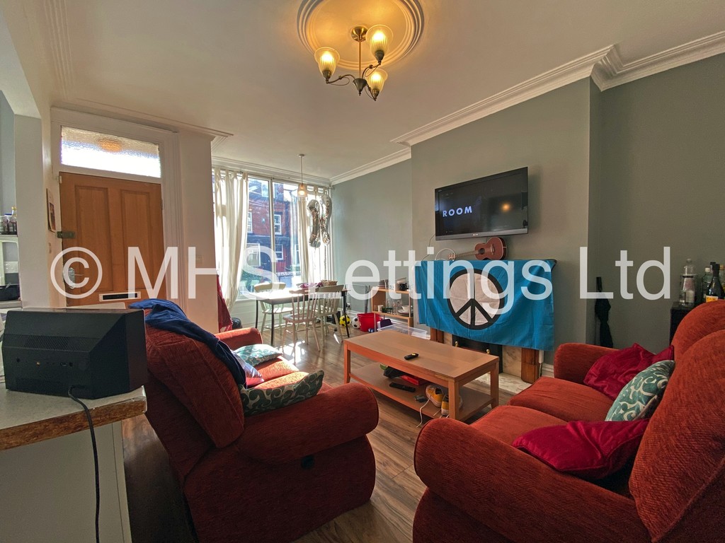 Photo of 4 Bedroom Mid Terraced House in 16 Stanmore View, Leeds, LS4 2RW