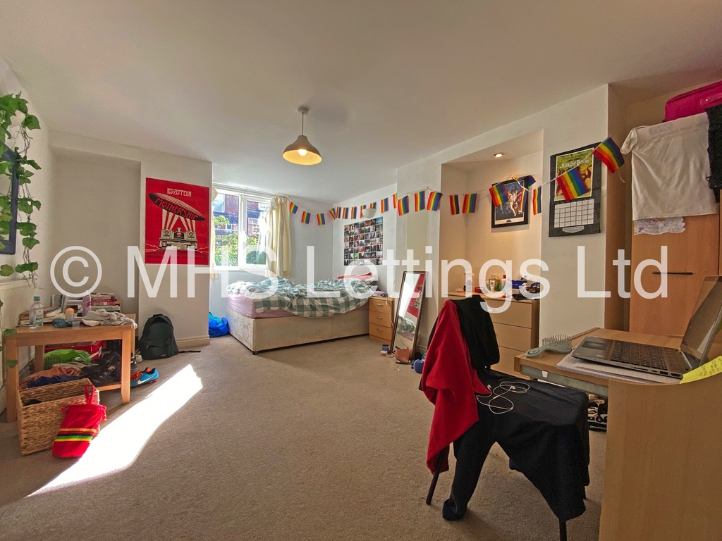 Photo of 4 Bedroom Mid Terraced House in 16 Stanmore View, Leeds, LS4 2RW