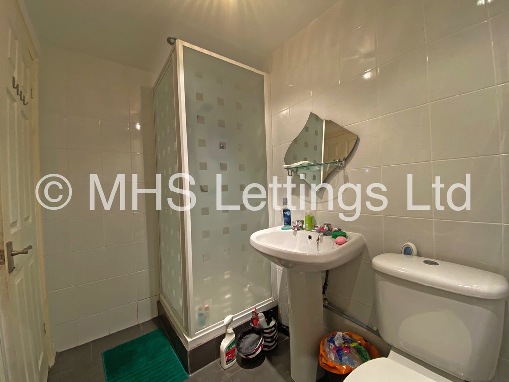 Photo of 4 Bedroom Mid Terraced House in 16 Stanmore View, Leeds, LS4 2RW