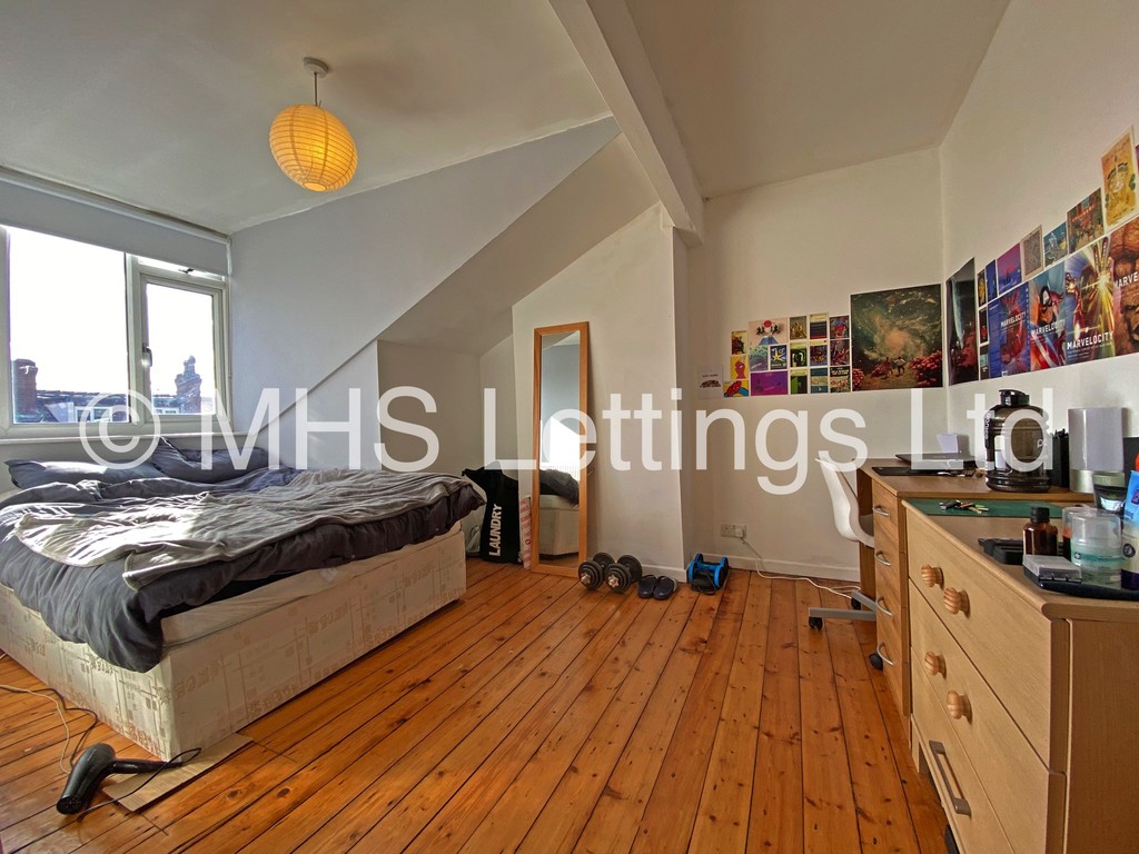 Photo of 4 Bedroom Mid Terraced House in 16 Stanmore View, Leeds, LS4 2RW