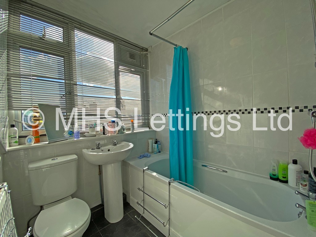 Photo of 4 Bedroom Mid Terraced House in 16 Stanmore View, Leeds, LS4 2RW