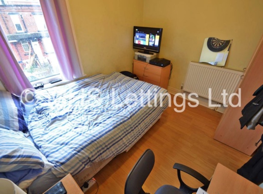 Photo of 4 Bedroom Mid Terraced House in 16 Stanmore View, Leeds, LS4 2RW