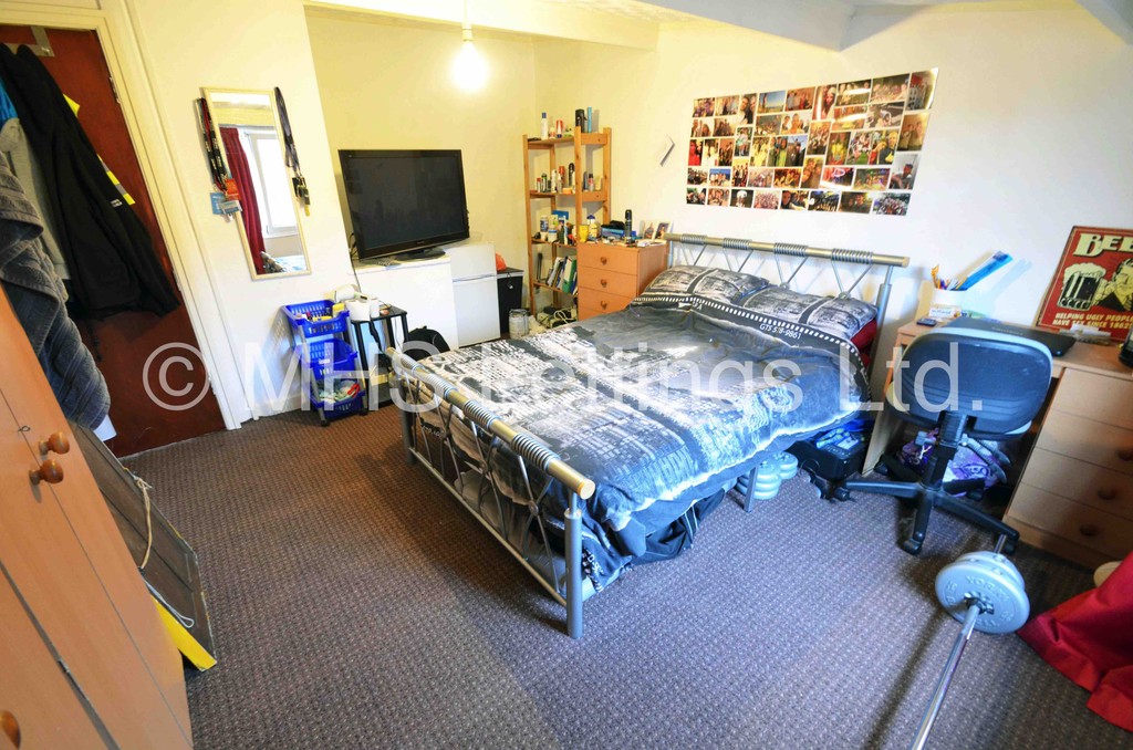 Photo of 6 Bedroom Mid Terraced House in 41 Manor Drive, Leeds, LS6 1DD