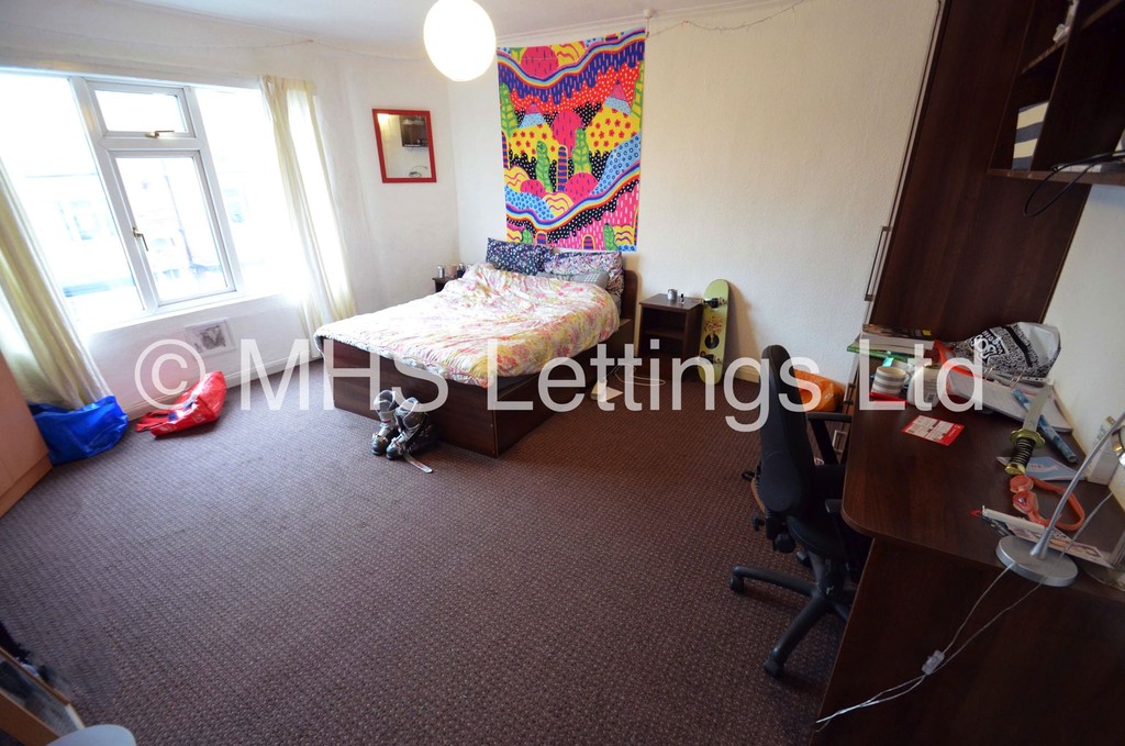 Photo of 6 Bedroom Mid Terraced House in 41 Manor Drive, Leeds, LS6 1DD