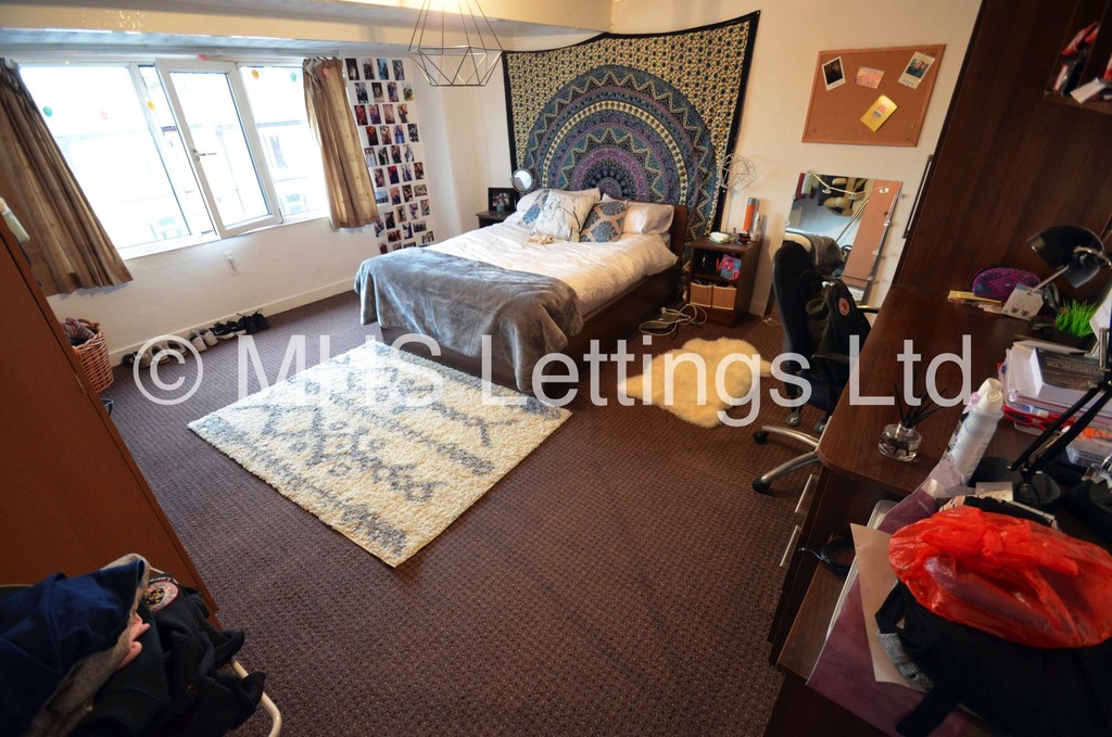 Photo of 6 Bedroom Mid Terraced House in 41 Manor Drive, Leeds, LS6 1DD