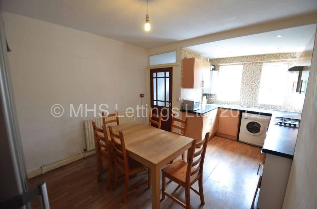 Photo of 6 Bedroom Mid Terraced House in 41 Manor Drive, Leeds, LS6 1DD