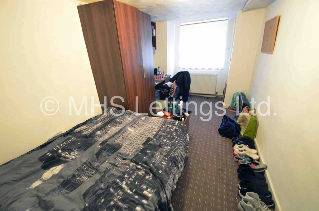 Photo of 6 Bedroom Mid Terraced House in 41 Manor Drive, Leeds, LS6 1DD