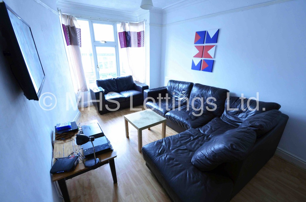 Photo of 6 Bedroom Mid Terraced House in 41 Manor Drive, Leeds, LS6 1DD