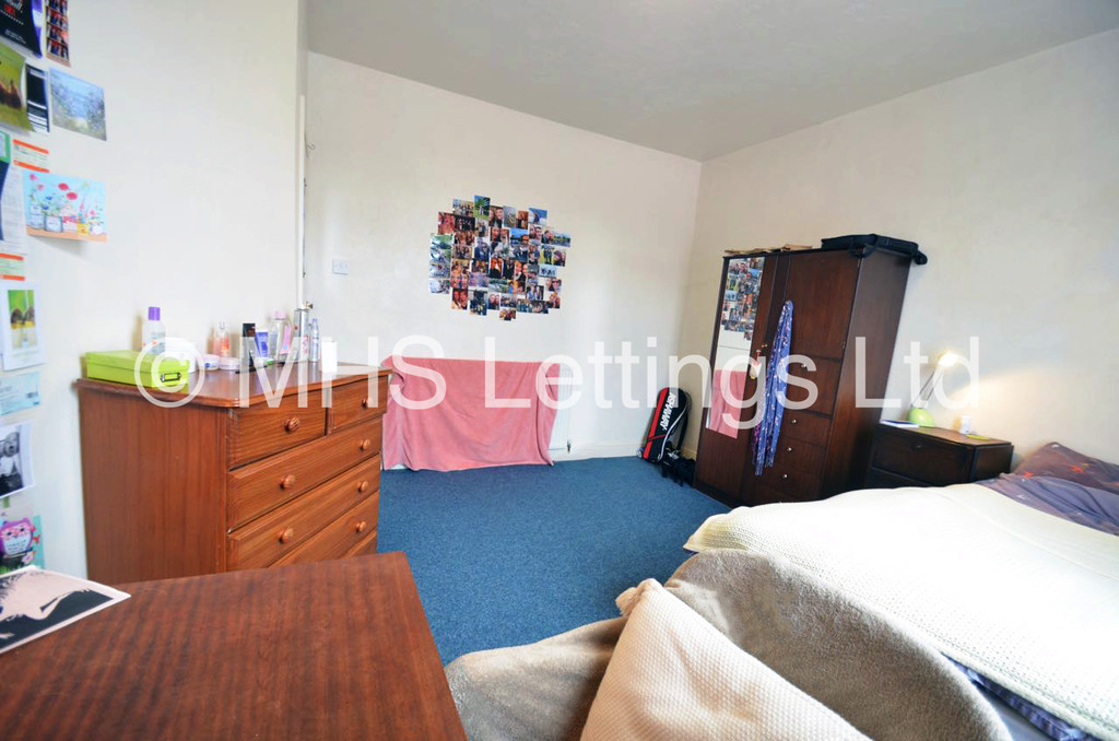 Photo of 4 Bedroom Mid Terraced House in 7 Norwood Place, Leeds, LS6 1DY