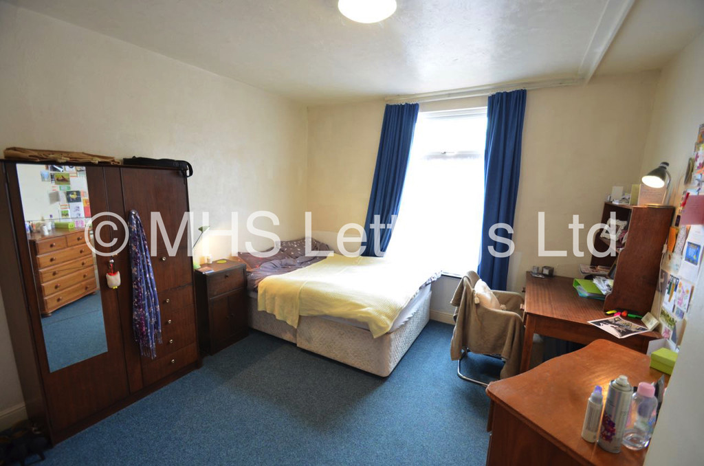 Photo of 4 Bedroom Mid Terraced House in 7 Norwood Place, Leeds, LS6 1DY