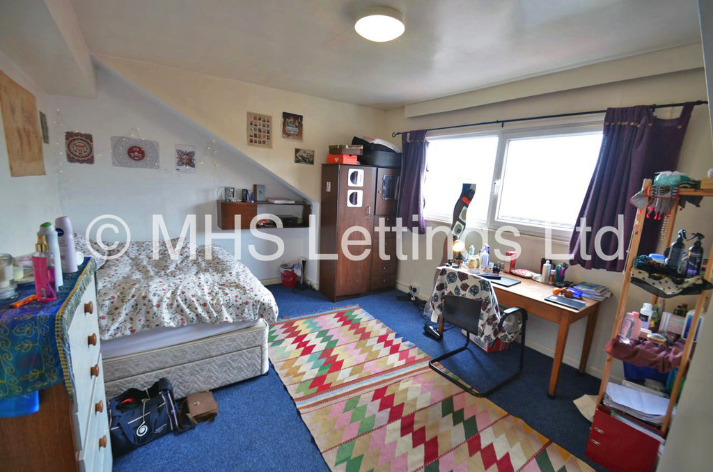 Photo of 4 Bedroom Mid Terraced House in 7 Norwood Place, Leeds, LS6 1DY