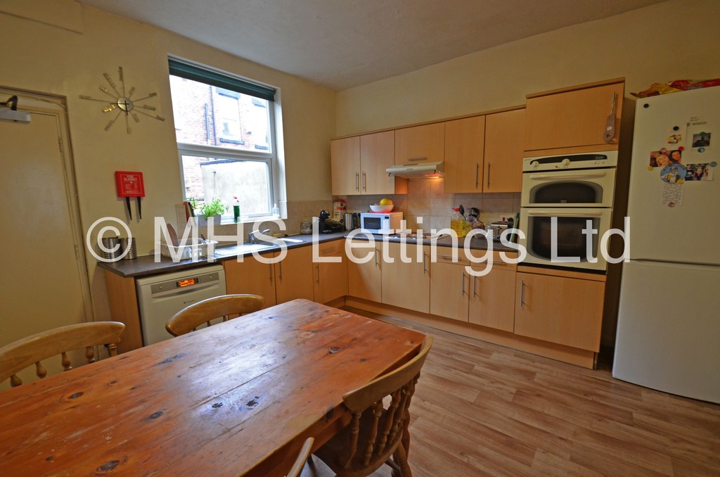 Photo of 4 Bedroom Mid Terraced House in 7 Norwood Place, Leeds, LS6 1DY
