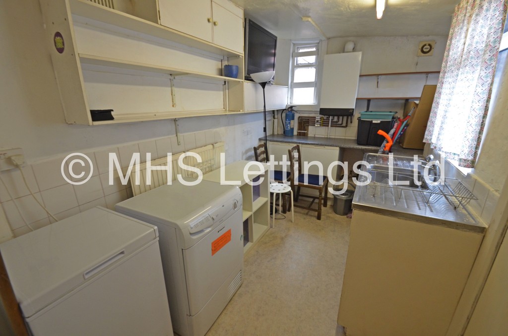 Photo of 4 Bedroom Mid Terraced House in 7 Norwood Place, Leeds, LS6 1DY