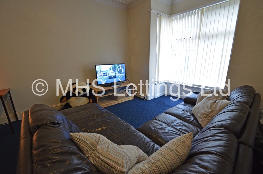 Photo of 4 Bedroom Mid Terraced House in 7 Norwood Place, Leeds, LS6 1DY
