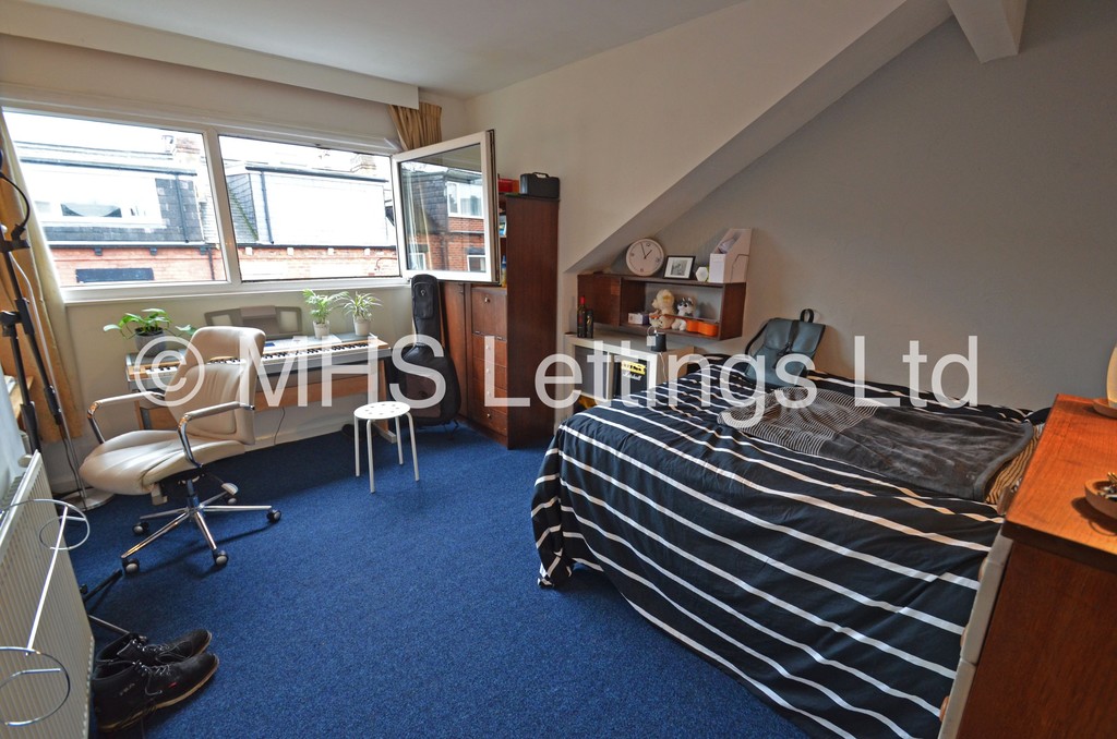Photo of 4 Bedroom Mid Terraced House in 7 Norwood Place, Leeds, LS6 1DY