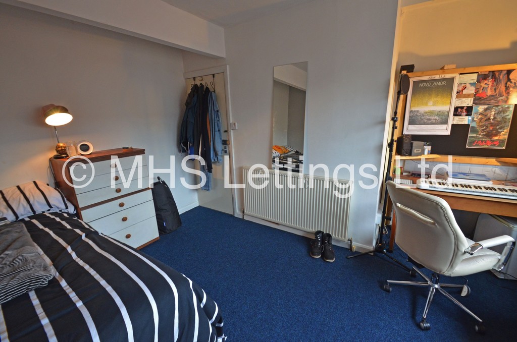 Photo of 4 Bedroom Mid Terraced House in 7 Norwood Place, Leeds, LS6 1DY