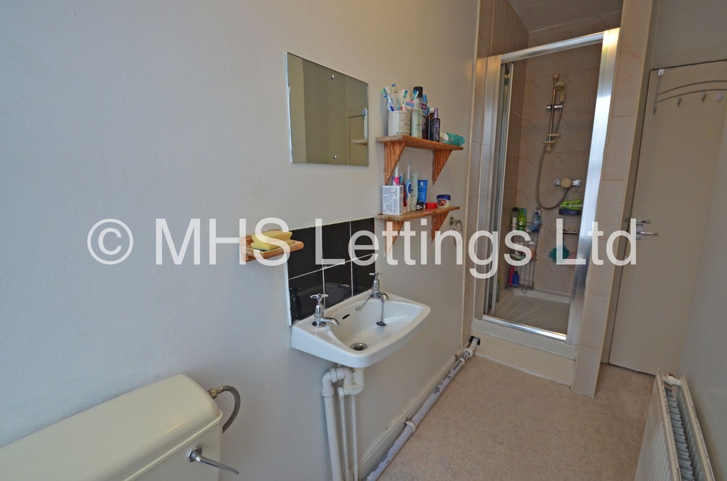 Photo of 4 Bedroom Mid Terraced House in 7 Norwood Place, Leeds, LS6 1DY