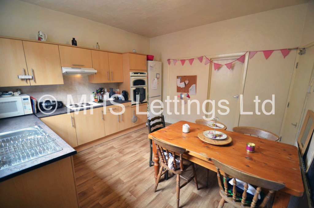 Photo of 4 Bedroom Mid Terraced House in 7 Norwood Place, Leeds, LS6 1DY