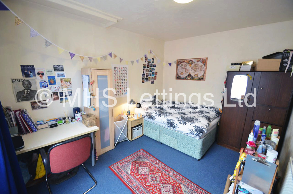 Photo of 4 Bedroom Mid Terraced House in 7 Norwood Place, Leeds, LS6 1DY