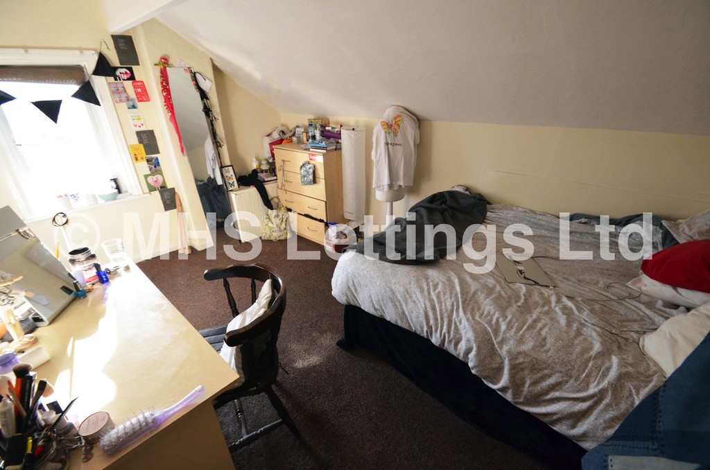 Photo of 4 Bedroom End Terraced House in 28 Mayville Road, Leeds, LS6 1NF