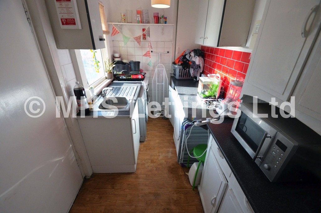Photo of 4 Bedroom End Terraced House in 28 Mayville Road, Leeds, LS6 1NF