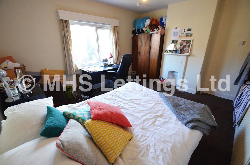 Photo of 4 Bedroom End Terraced House in 28 Mayville Road, Leeds, LS6 1NF